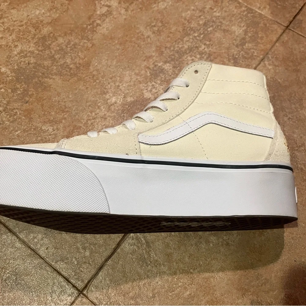 Vans Cream High-Top Sneakers with Floral and Heart Embroidery - Picture 13 of 14